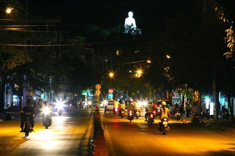Thuê xe điện dạo phố đêm Nha Trang
